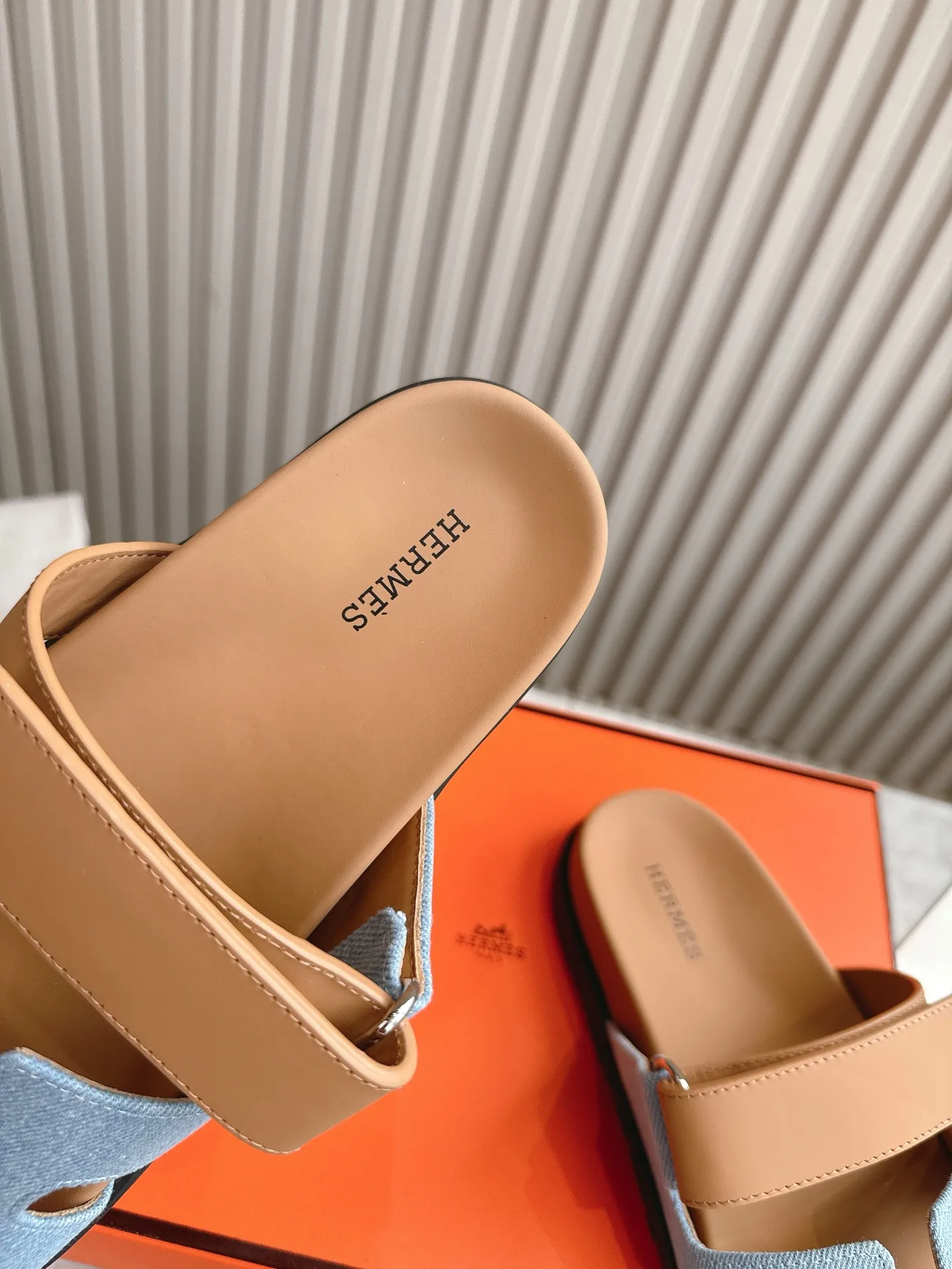 p480🐮🐮Couple model (top version) H family 2024 spring and summer new style HERMES Hermes' recently popular couple model pig nose angle sandals and slippers, paired with various colorful socks, popular. Upper: imported original deerskin (the genuine leather edging is not ordinary super migration). Lining: imported genuine leather. Outsole: Tpu non-slip and wear-resistant outsole. Size: Female 35-42 (40/42 non-returnable and non-exchangeable) Male size: 39-45 (45 non-refundable and non-exchangeable)